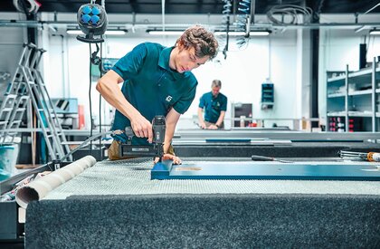 Empleado fabricando un robot de farmacia GOLLMANN