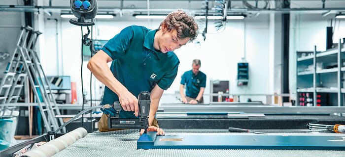Empleado fabricando un robot de farmacia GOLLMANN