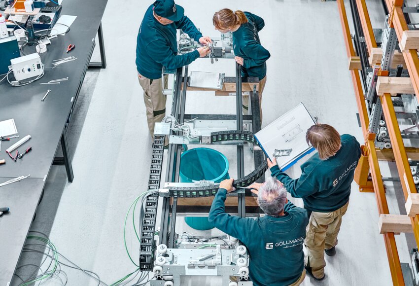 Equipo construyendo un robot de farmacia GOLLMANN