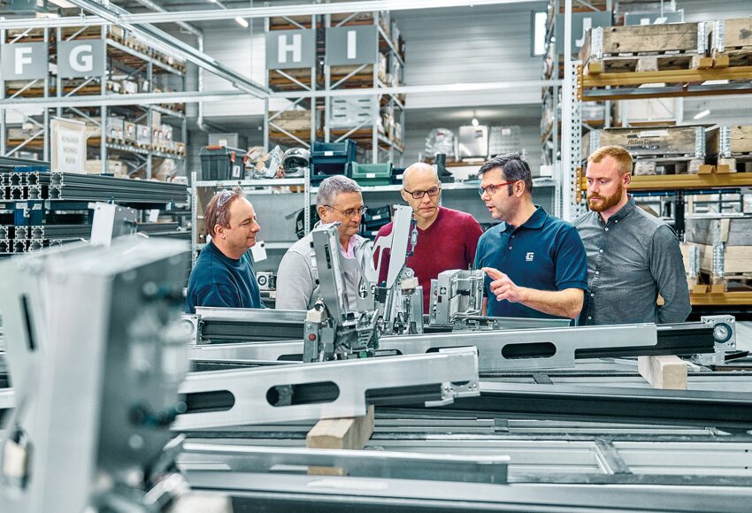 Grupo de empleados con piezas de robots farmacéuticos