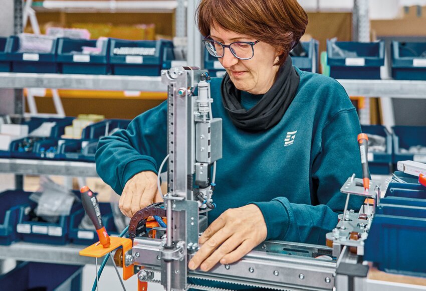 Empleada construyendo un módulo de robot farmacéutico