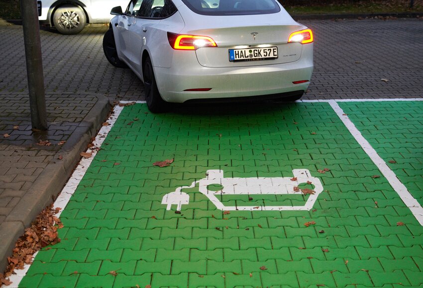 Coche aparcando en plaza de carga eléctrica