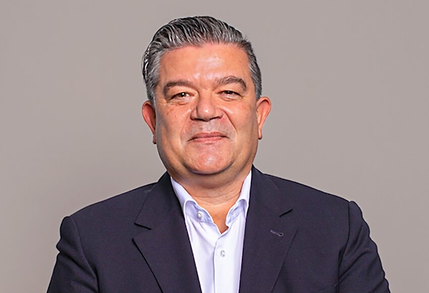 Manuel Morado Lage mirando al frente y sonriendo